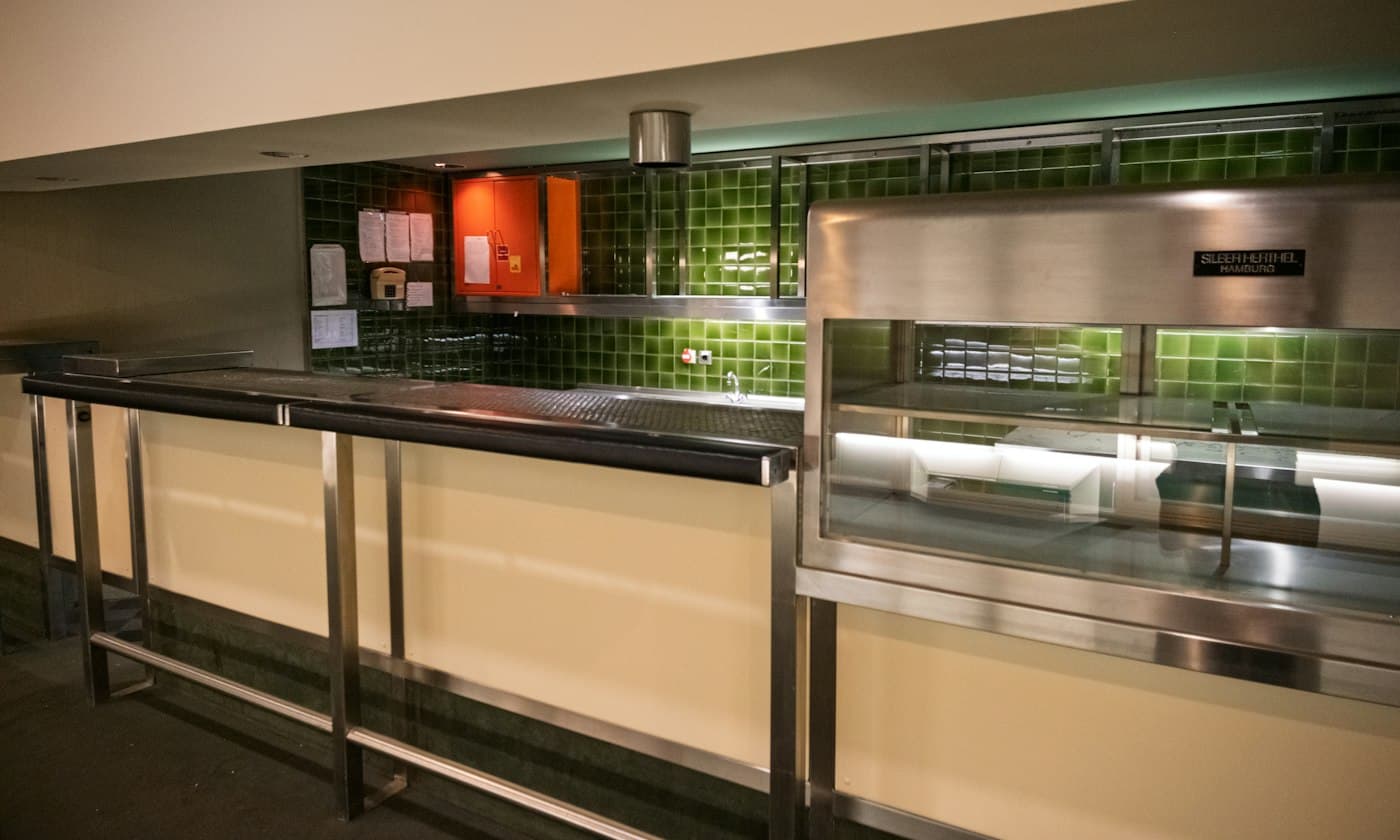 Balcão refrigerado em inox em uma cozinha comercial